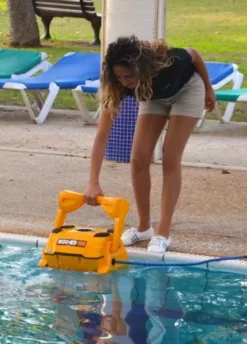 Dolphin Wave 100 Zwembadrobot -Intex VERKAUF dolphin wave 100 plaatsen in zwembad 1