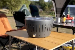 LotusGrill Mini Houtskoolbarbecue - Rood -Intex VERKAUF lotusgrill in zon op tafel